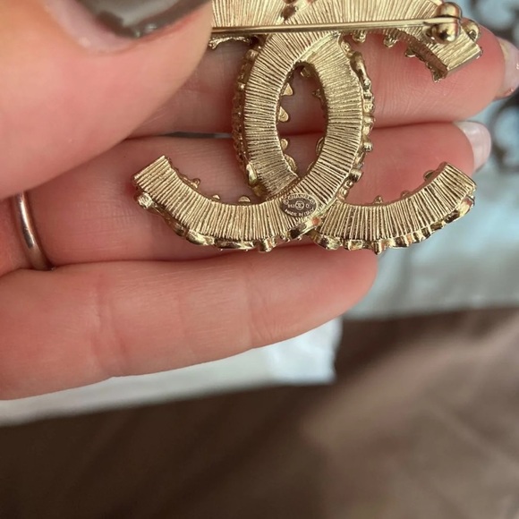 Chanel CC gold tone brooch 🌟1HR price drop🌟 - Picture 4 of 8